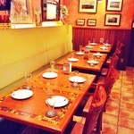 カフェ・ド・セントロ - お店の奥側ソファーシート席