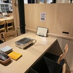 ビーフ鈴木 - ①テーブル席には扉がありその向こうには②へ