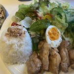 ザ ピクニック - チキンのワンプレートランチ。野菜たっぷりでヘルシー。