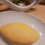 オムライスのひまわり - ナイフを入れる前のふわふわのオムレツです