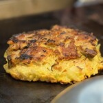 お好み焼きもみじ - 端折り過ぎですが30分経つとこんなにこんがり
      こんなにふかふかに焼き上がるんでございます
      僕の友人と行くならカウンター1択 ദ്ദി˙◡･)