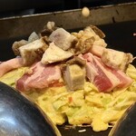 お好み焼きもみじ - 見て見て！！！Σ(ﾟ∀ﾟﾉ)ﾉΣ(ﾟ∀ﾟﾉ)ﾉΣ(ﾟ∀ﾟﾉ)ﾉ
          極厚な油カスと豚肉( ☉д⊙)ええぇ！
      ※ お店の方に了承を得て撮影しておりますよ(´◡͐`)