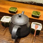 なかむら - 左から沖縄の塩、天つゆ、ニュージーランドの塩