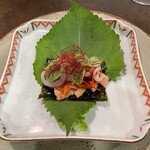 佐藤のビストロ La chambre de Dieu - 「フォアグラのサムギョプサル」
      エゴマ、大葉、韓国海苔、豚バラのコンフィ、キムチソース、フォアグラのムニエル、蜂蜜コチュジャンソース、レッドオニオン、レッドソレル、糸唐辛子◎