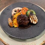 佐藤のビストロ La chambre de Dieu - 「和牛赤身ハンバーグ」
      ツナギなしA5和牛のモモ肉とスネ肉の赤身ハンバーグ。野菜のグリルとトリュフソースと◎