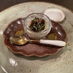 佐藤のビストロ La chambre de Dieu - 「キャビアと魚のタルタル」
      塩気のアクセントにキャビア、香りにライムとピンクペッパー、酸味と甘味のゴールドキウイ、魚のタルタルは、真鯛、本マグロの赤身と中トロ、鰤、サーモン◎