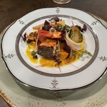 佐藤のビストロ La chambre de Dieu - 「魚介のソテーとサフランソース」
      秋鮭、エビ、イカ、のソテーとラタトゥイユ。ミョウガと赤紫蘇のスプラウトがアクセントに◎