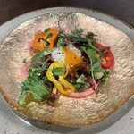 佐藤のビストロ La chambre de Dieu - 「ベーコンとキノコのサラダ」
      じっくり焼いたベーコンの脂でキノコを炒めて温玉と盛り付け。フランボワーズのドレッシングと◯