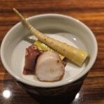 ワインと天婦羅 あら木 - 長崎産タコと高知の四方竹を唐辛子醤油で