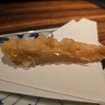 ワインと天婦羅 あら木 - 関節を2個外したエビ天ぷら