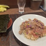 酒肴 佐々山 - 本鮪の漬けを乗せたちらし。焼き海苔に乗せて食べます。