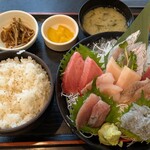 まぐろ食堂 七兵衛丸 - まぐろと地魚の刺身盛り合わせ（定食）