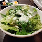 居酒屋 権兵衛 - シャキシャキロメインレタスサラダ　玉ねぎドレッシング