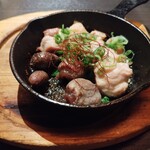 居酒屋 権兵衛 - 権兵衛名物！　鉄板焼き鳥　おまかせ５種盛り