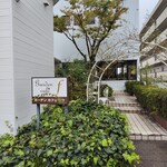 garden cafe F - 右のアパートとの間に通路があり店裏駐車場に行ける