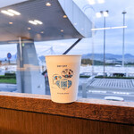 ラウンジ讃岐 - カウンター席から観える風景。なぜ滑走路側ではないのかと、毎回残念に思います。