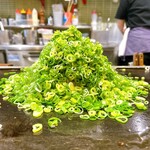 たぴおか食堂 - すじねぎ焼の調理過程のネギマウンテン