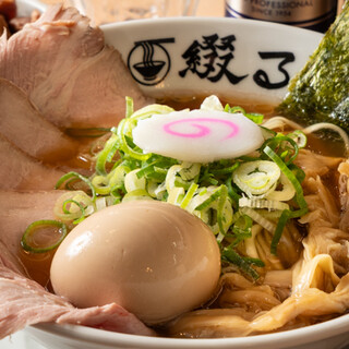 クリーミーな「鶏そば」とあっさり「中華そば」の二大ラーメン