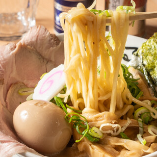 つるんとコシのある自家製麺！「鶏そば全のせ」をご堪能あれ
