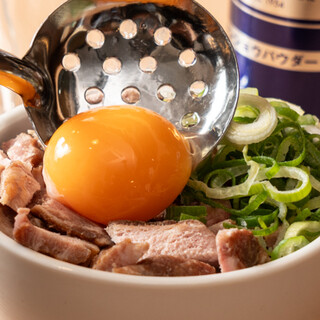国産豚肩ロース使用！絶品レアチャーシューのラーメン＆丼