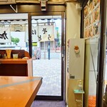 加賀 - 玄関は、"オペラ通り"と"甲州街道"の角にあります。