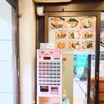 加賀 - 券売機の右上には、写真付きの英語メニューもあります。