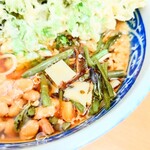 加賀 - "納豆そば"はデフォルトで、"山菜"と"あげ玉"入り。