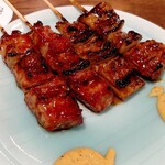 やきとりの一平 - 料理写真:室蘭焼き鳥(豚精)が手前 奥がシロ