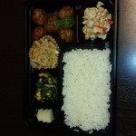 ポポット - 本日のお弁当ー肉団子。ほうれん草とツナのお浸し。切り干し大根の炊いたん。崩し豆腐の玉子とじ。紀ノ川づけ。全部で17品目～！肉団子は五個も入って大満足～ヾ(o´∀｀o)ﾉ