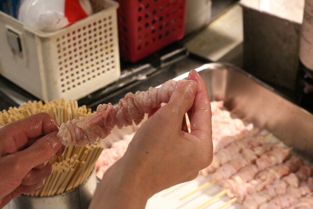 三日仕込み五回炙りのかわ串と190円ハイボール 酉や喜兵衛 仙台店 - 勾当台公園（焼き鳥）の写真