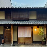 飯田 - 飯田さんだけの、唯一無二の世界観。
      素晴らしいお店です。