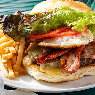 自慢のハンバーガーはコスパ抜群でボリューム満点◎