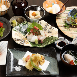 旬の素材を味わえる多彩なコースをご用意。「生駒」がおすすめ