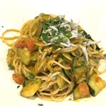 Osteria caiman table - アーモンド、トマト、にんにく、バジル、オリーブオイル