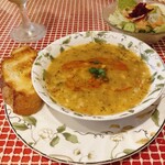 トルコ料理 アセナ - スープ。
変わった香辛料を使ったものではなく、癖もなく美味しい。
ホッとする家庭料理のような味だった。毎日でも飲めそう笑