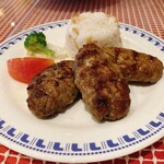 トルコ料理 アセナ - 私が選んだのはハンバーグ。
肉肉しくて美味しい( ´͈ ᗨ `͈ )◞♡⃛
癖も臭みもなし。添えられたピラフもウマイ❤️

相方の食べていた、ズッキーニの料理は、獣臭がして苦手だった…
