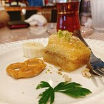 トルコ料理 アセナ - バクラヴァとチャイ。
恐る恐る食べてみると、凄く美味しかった(*≧艸≦)
結構甘いので、少しずつ食べるのが丁度いい。
胡桃がいいアクセント♪チャイも美味しい。
想像以上に美味しい料理の数々で大満足❤️