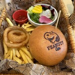 PEANUTS Cafe スヌーピーミュージアム - 【ザ・スヌーピーバーガーバスケット】