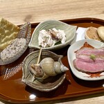 酒とろばた焼 うなり - 秋刀魚ときのこのリエット クラッカー添え・いちじくと鶏ハムの白和え ・あん肝と奈良漬けのミニもなか・白バイ貝・合鴨たたき
