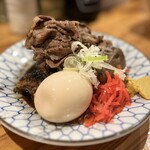 大衆酒場 長次郎 - お店名物の肉豆腐！

真っ茶色のお豆腐に、
盛り盛りのお肉、真っ赤な紅生姜、黄色い辛子…
半熟ゆで卵が丸ごと乗せられて…
ド〜ンッと登場！(*ﾟ∀ﾟ*)