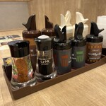 松屋 - 併設店ですので、どちらの調味料か、慣れておられる方はすぐに見分けがつきますね。(´>∀<｀)ゝ