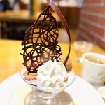 バニラビーンズ - 後ろ姿もはい！白いクリームはカカオの実を使ったクリームだとか…少し酸味を感じます