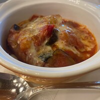 メインダイニングルーム 三笠 - 卵料理は野菜の煮込みとポーチドエッグのココット