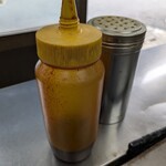 おやじ - 味変用のカレー粉が入っている容器とスパイス