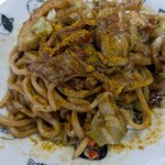 おやじ - お皿に移して。　味変でカレー粉かけてみました。