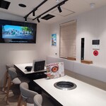 Jukusei Niku Senmon Ten Yopu no O Buta Shio Yaki Kichijoji Ten - 內部裝潢（2樓）。仔細一看牆壁上有電梯按鈕，讓人忍不住大笑。