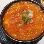 Jukusei Niku Senmon Ten Yopu no O Buta Shio Yaki Kichijoji Ten - 海鮮嫩豆腐湯。這道菜的貝類高湯味道濃郁，真的非常美味！我下次真想專程來品嚐這道菜！♥