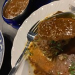 ポンニラペンspice - ロールキャベツにスプーンで掬ったキーマを掛けます