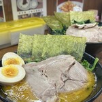 英吉家 - らーめん【手前】とらーめん（大）【奥】