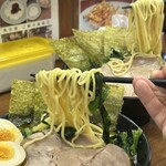 英吉家 - らーめん【手前】とらーめん（大）【奥】